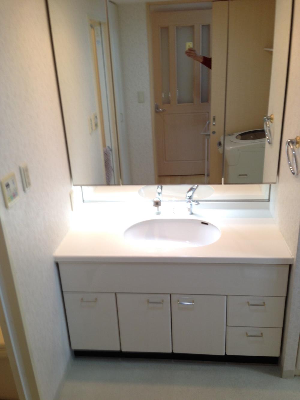 Wash basin, toilet. Indoor (11 May 2013) Shooting