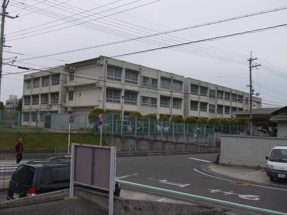 Primary school. Sakaishiritsu Senboku Takakura to elementary school 944m