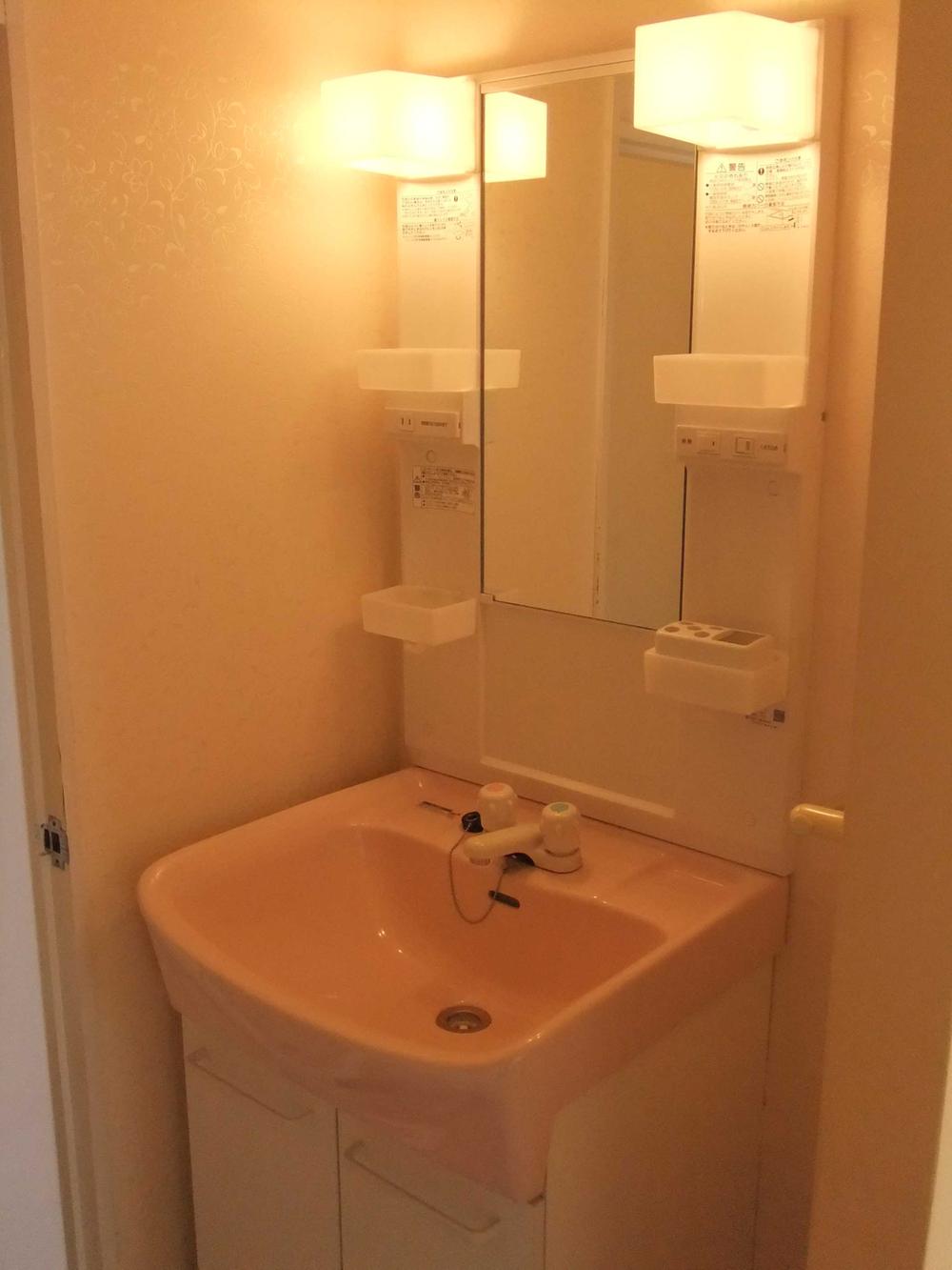 Wash basin, toilet. Indoor (10 May 2013) Shooting,