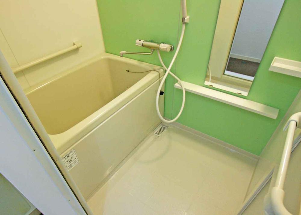 Bathroom. Is a nice bath green accents