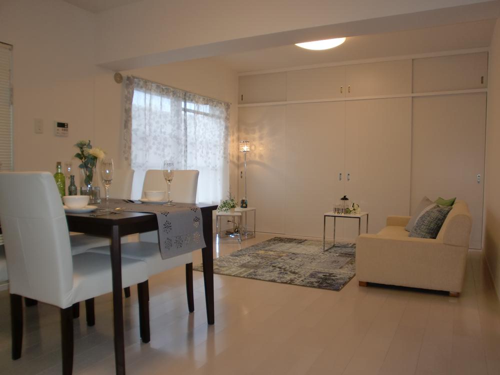 Living. All rooms renovation completed ・ Furnished ・ Immediate preview for with lighting ・ Soku You can start a new life