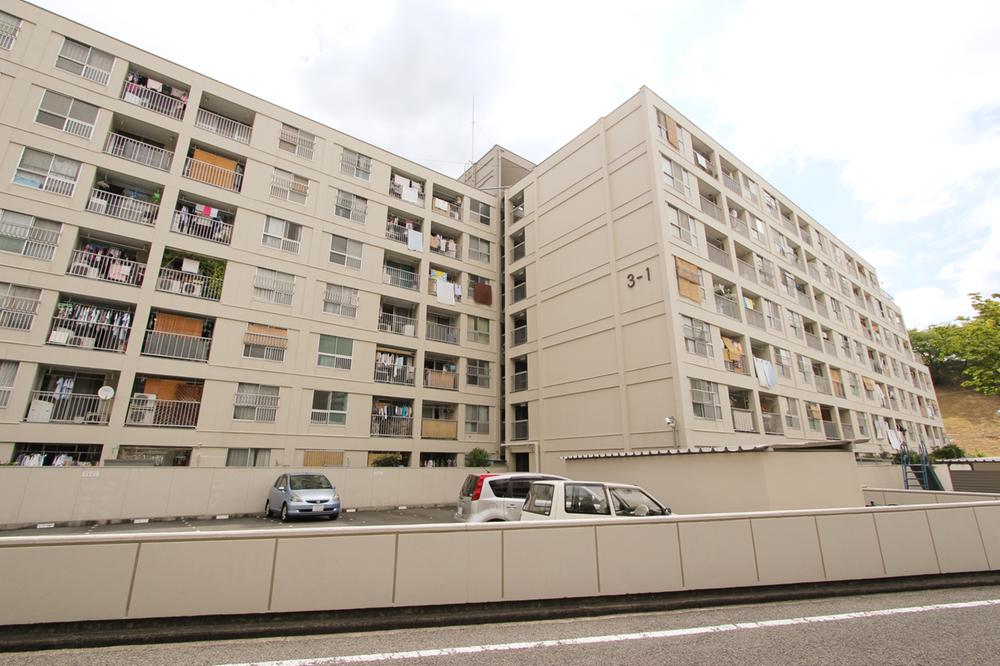 Local appearance photo. Of the seven-story apartment is 6 Kaikaku room.