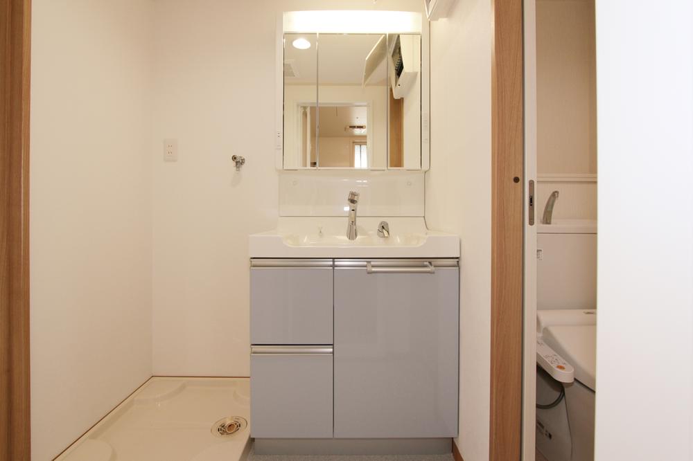 Wash basin, toilet. Vanity is, Of House Tech "Ravabo". It becomes wider wash room, Washing machine is now put in a room.