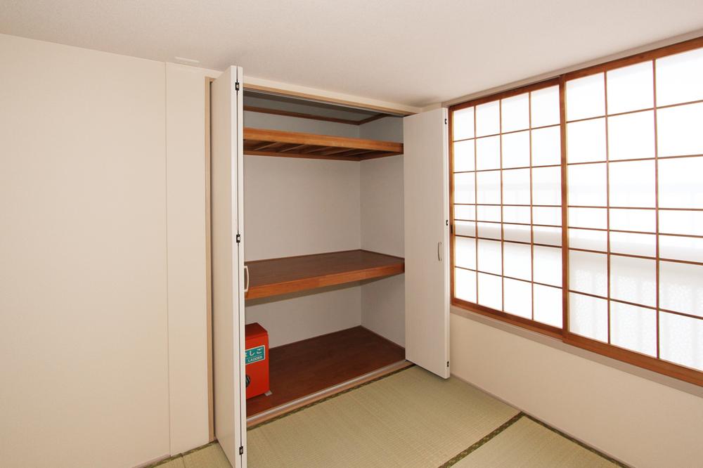 Non-living room. Japanese-style tatami also also had made joinery.