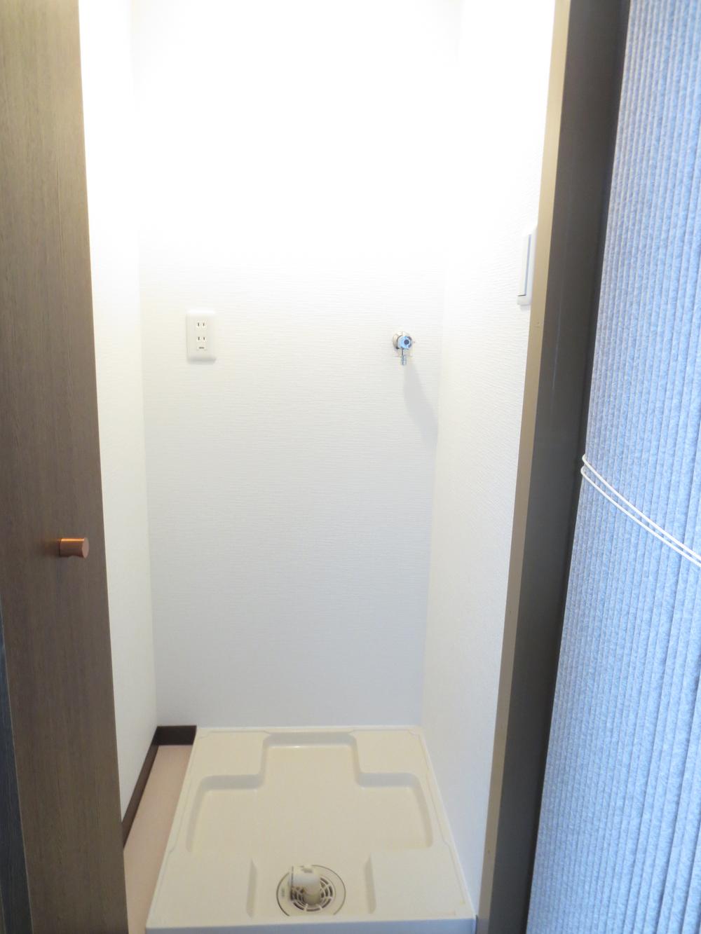 Wash basin, toilet. It can also reduce the sound comes with a door in the Laundry Area