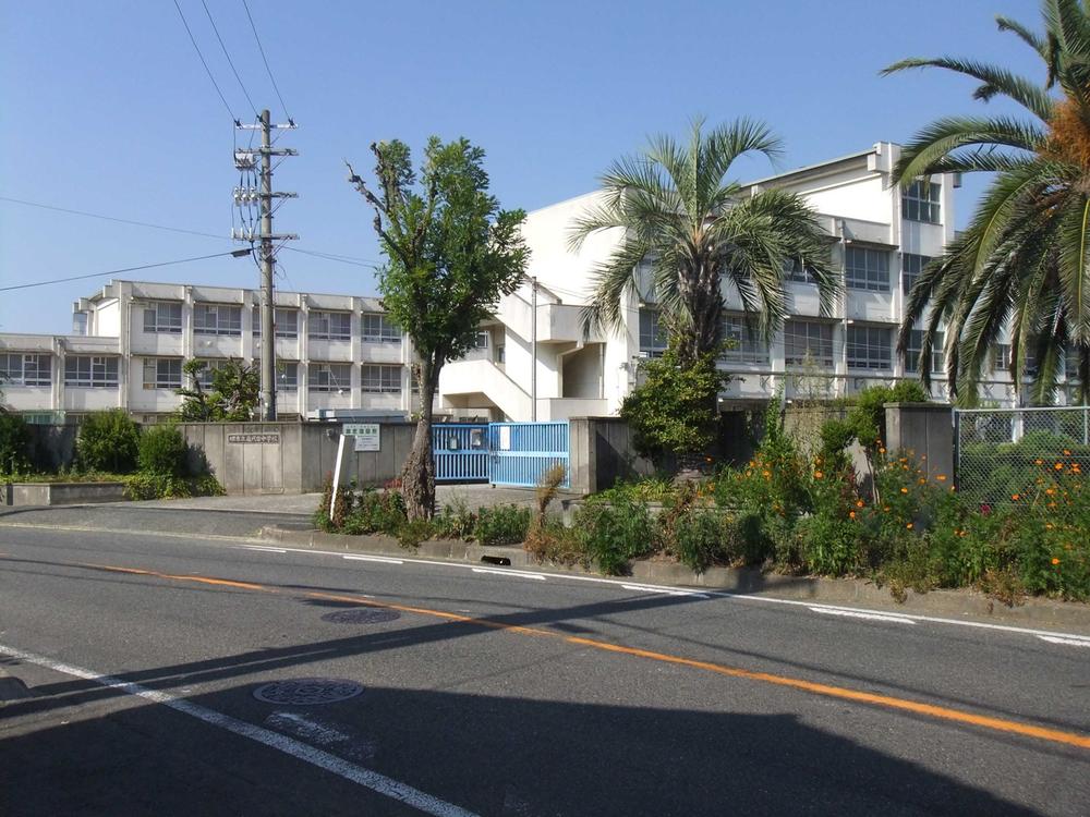 Junior high school. Sakaishiritsu Niwashirodai until junior high school 544m