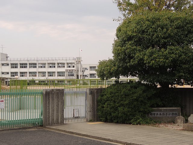 Primary school. Sakai Tatsumi Kita to elementary school (elementary school) 1058m