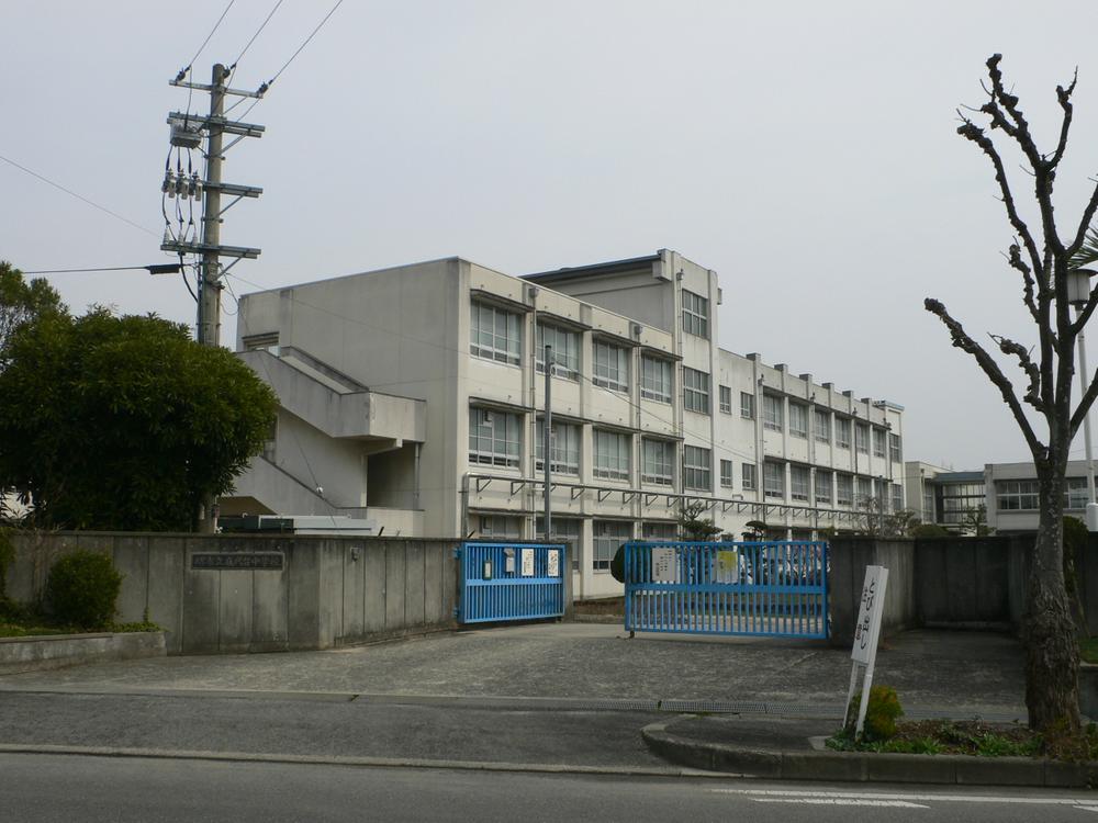 Junior high school. Sakaishiritsu Niwashirodai until junior high school 1120m