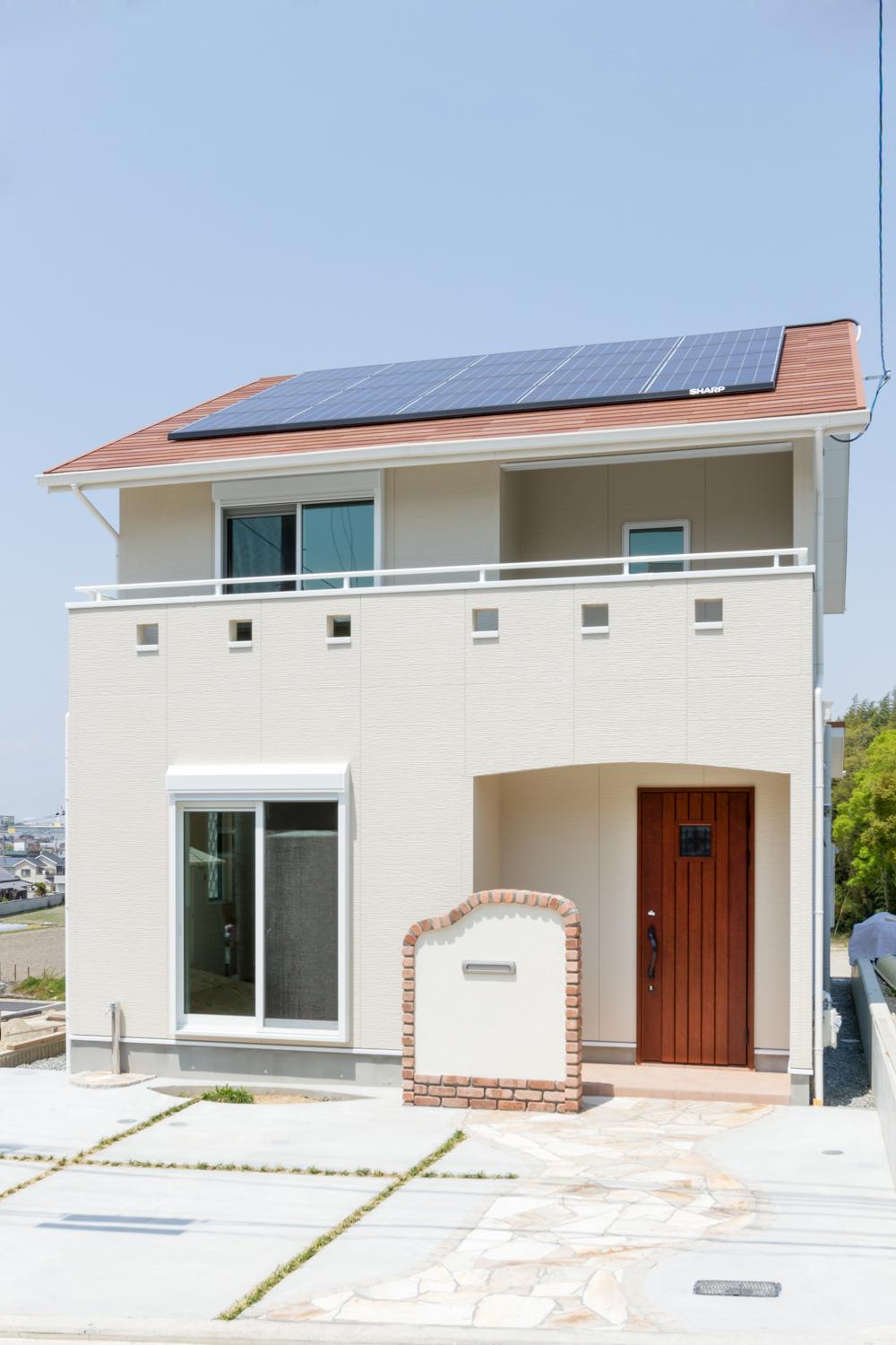 Model house photo.  [Appearance construction case] Large solar panel equipment (manufactured by SHARP). Sunny compartment on a sunny day.