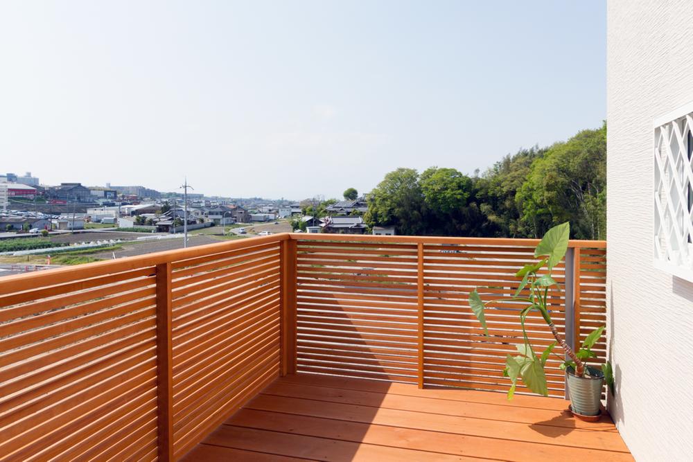 Model house photo.  [Model house wood deck] Also there the place is located on a hill in the subdivision. This photograph is a wood deck that follows the first floor LDK of model house. It blows through pleasant wind