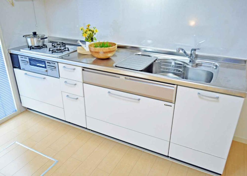 Kitchen. It is clean and easy to use even the kitchen ☆