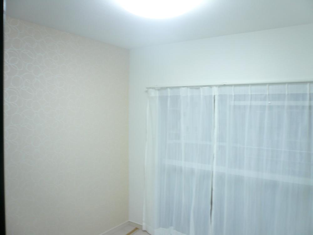 Non-living room. Western is