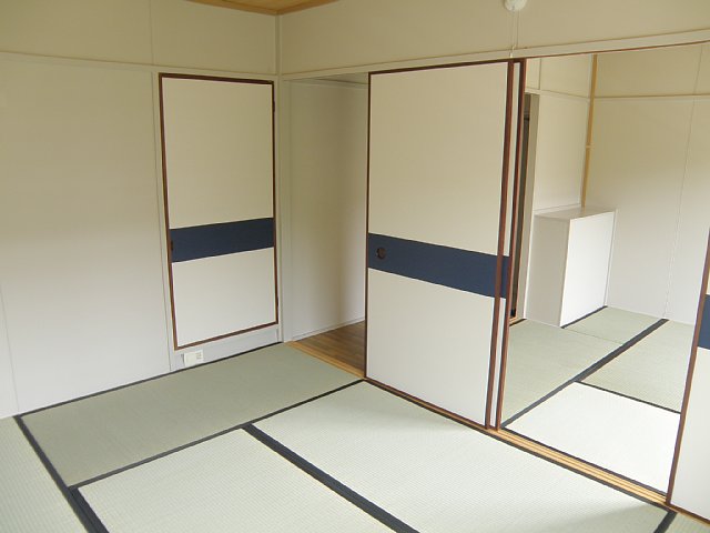 Living and room. 6 is a mat and 4.5-tatami mat Japanese-style room. 