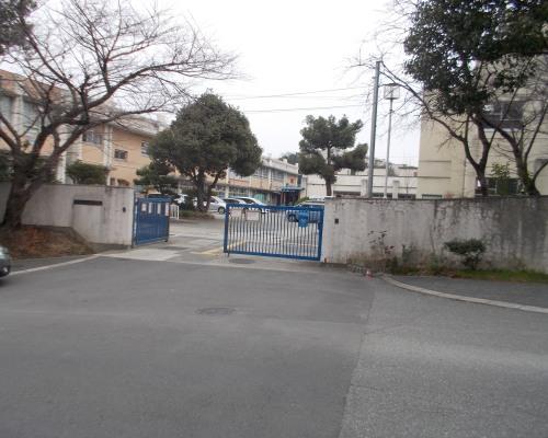 Primary school. Sakaishiritsu Miyayamadai until elementary school 660m
