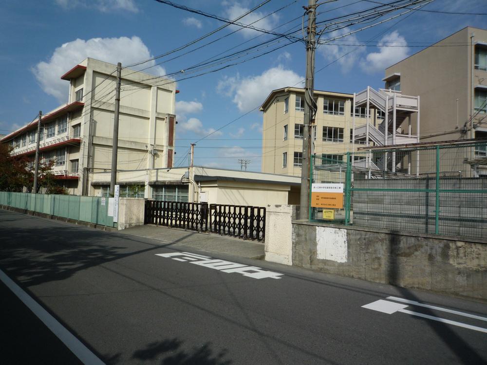 Junior high school. Izumigaoka 1120m to the East Junior High School