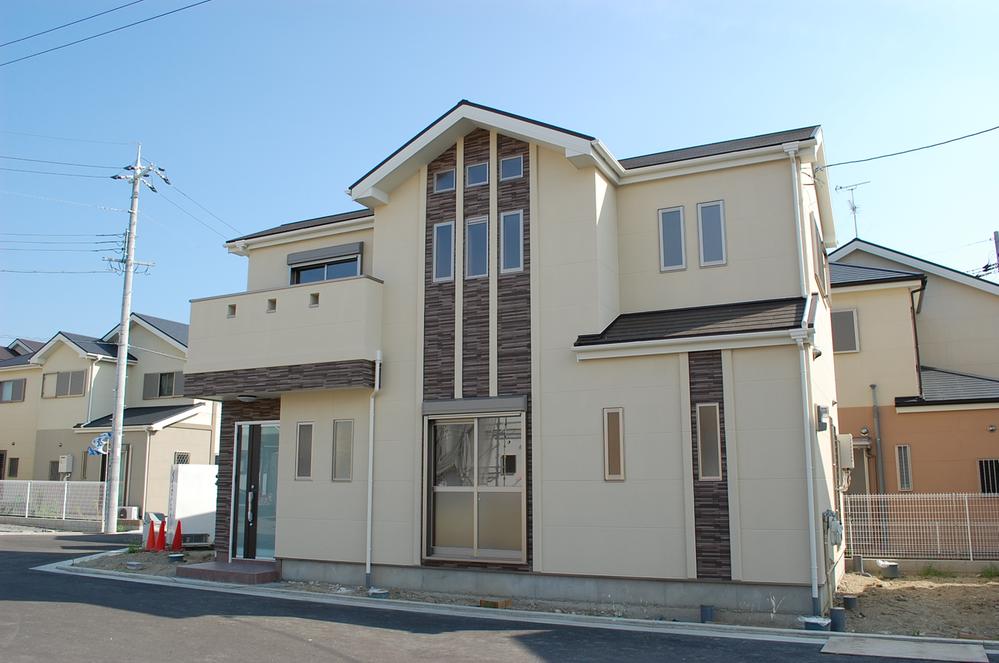 Local appearance photo. The outer wall on the ALC board, It stuck stylish tile