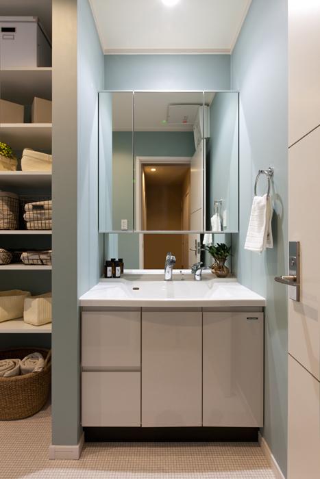 Wash basin, toilet. Image of a basin space of the hotel. Put into it is also plan to make, We designed the lights of beautiful and attractive special down light the skin from the top.