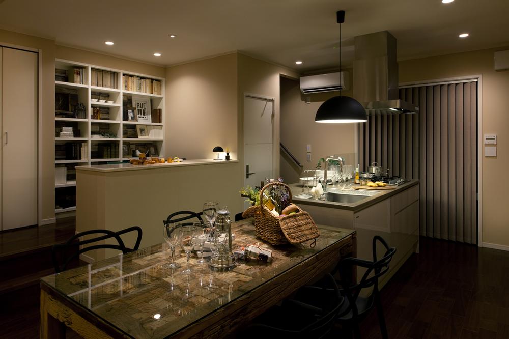 Same specifications photo (kitchen). It dropped the lights, Even a little adult atmosphere. By using an objective light effectively, It can produce a variety of scenes, such as time and the home party of relaxation with family.