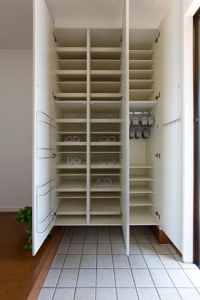 Receipt. Adopted a diagonal shelf shoes cloak to exhibit the amount of storage of surprise, Also housed Allowed everyday use of boots four-legged. Full-length mirror on the door front, Comes to slippers rack and key hook on the back.