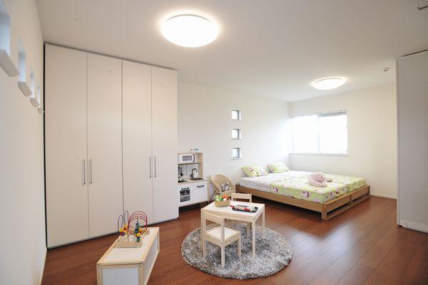 Non-living room.  [Children's room construction example] Light and wind, Energetic smile children