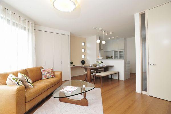 Living.  [Indoor construction case] Please, Please experience the pours how the light in the model house