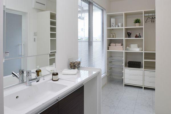 Wash basin, toilet.  [Washroom construction case] It also received the voice of satisfaction from the multitude of your storage space notice from living