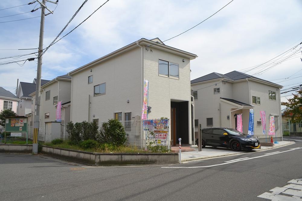 Local photos, including front road. Since the wide front road, There is no difficult parking to a dedicated passage.