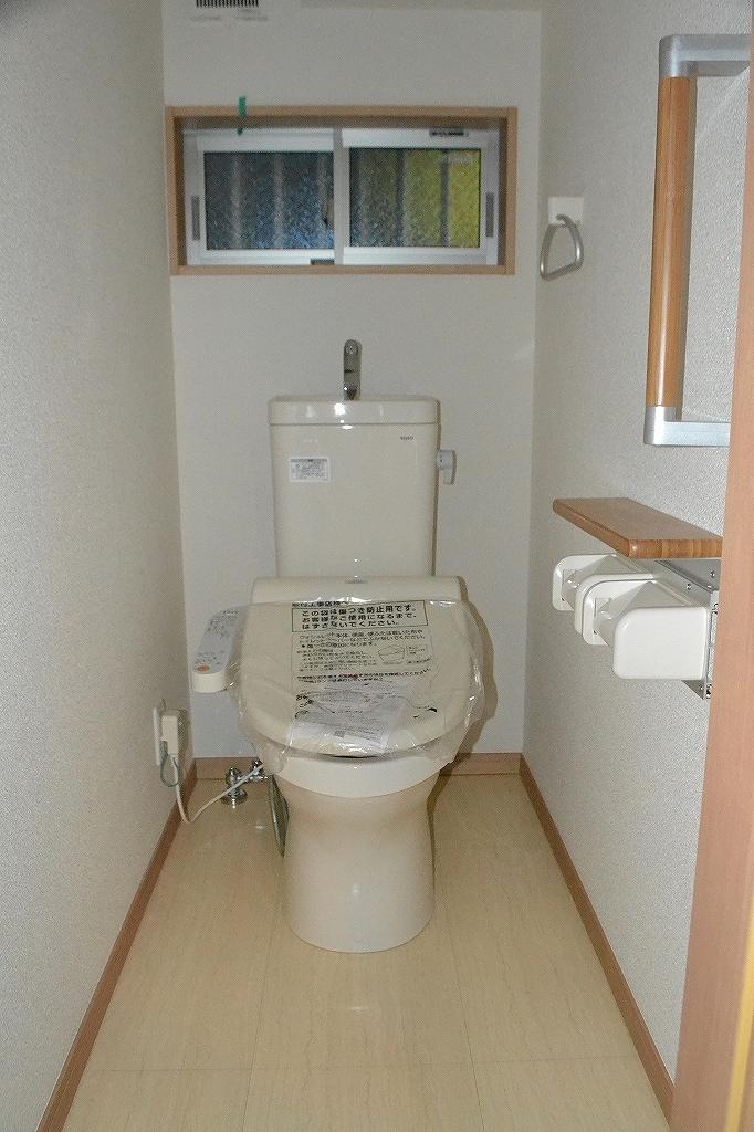 Toilet. Because a small window with a toilet, ventilation ・ Lighting is good. When you enter the natural wind, Feeling of freedom is quite different ~