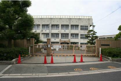 Primary school. Sakaishiritsu deep to Nishi Elementary School 366m