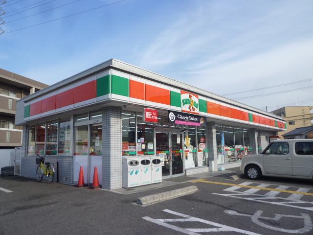 Convenience store. 617m until Thanksgiving Sakai Haji shop
