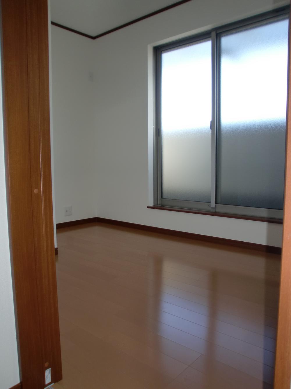 Non-living room. It is very bright Western-style.