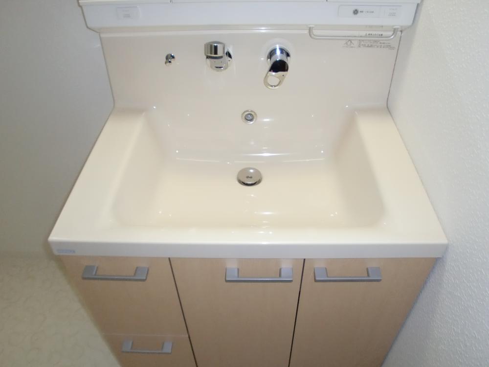 Wash basin, toilet. It is a large wash basin is also easy to get ready in the morning.