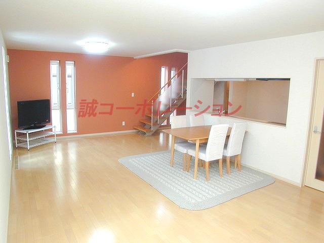 Same specifications photos (living). It has been taking a wide living room 16 tatami mats or more I think whether time of family reunion is fun moments.