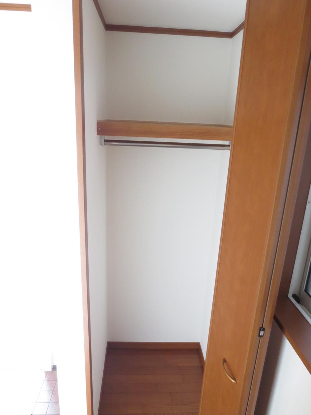 Receipt. Entrance is next to the storage, It is convenient to be stored, such as vacuum cleaner