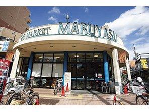 Supermarket. 893m in Suma Maruya