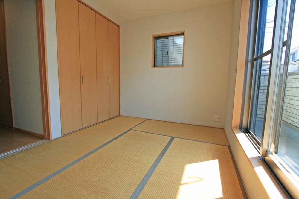 Non-living room. Lighting preeminent Japanese-style. Storage is also abundant. 