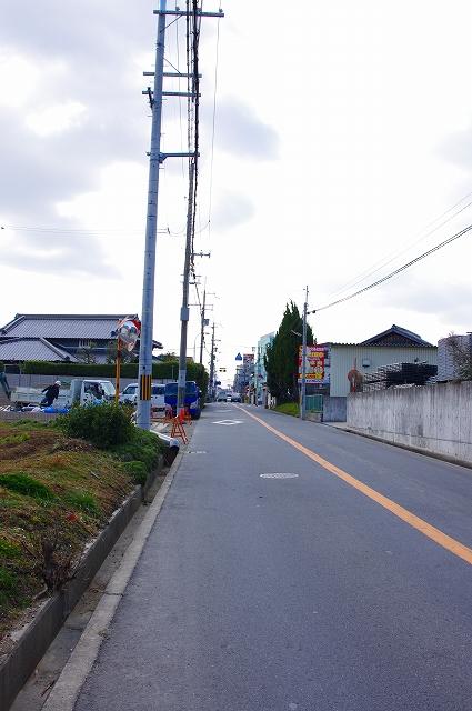 Local photos, including front road. Subdivision in the road is safe design that can not pass through! Front road is also a spacious 5.7m. Also you can have a margin of car passing!