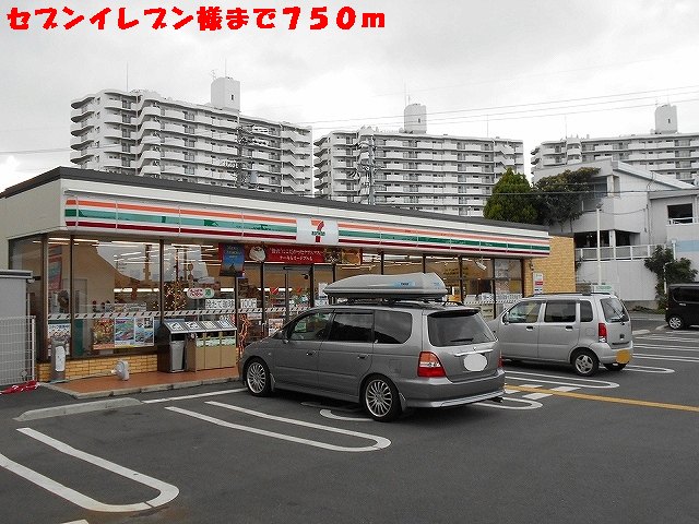 Convenience store. 750m to Seven-Eleven like (convenience store)