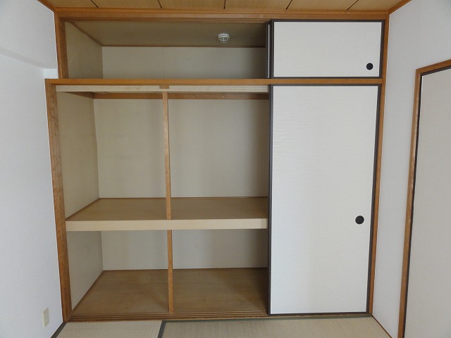 Receipt. Japanese-style storage (closet)