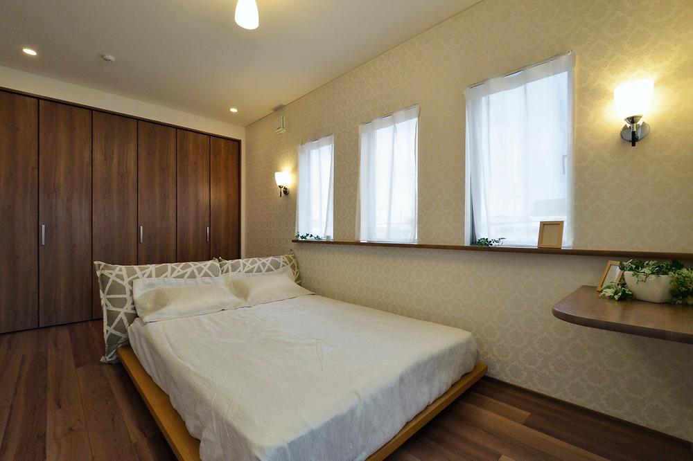 Non-living room. The main bedroom large closet is installed. Since the morning, plug gently with natural light, Feeling it often happened is likely (local model house)