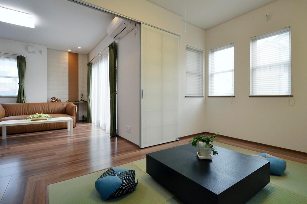 Non-living room. Japanese-style room to direct the atmosphere of the new sensation in the Ryukyu-style tatami. Glad if some one room as a space of relaxation. (Local model house)