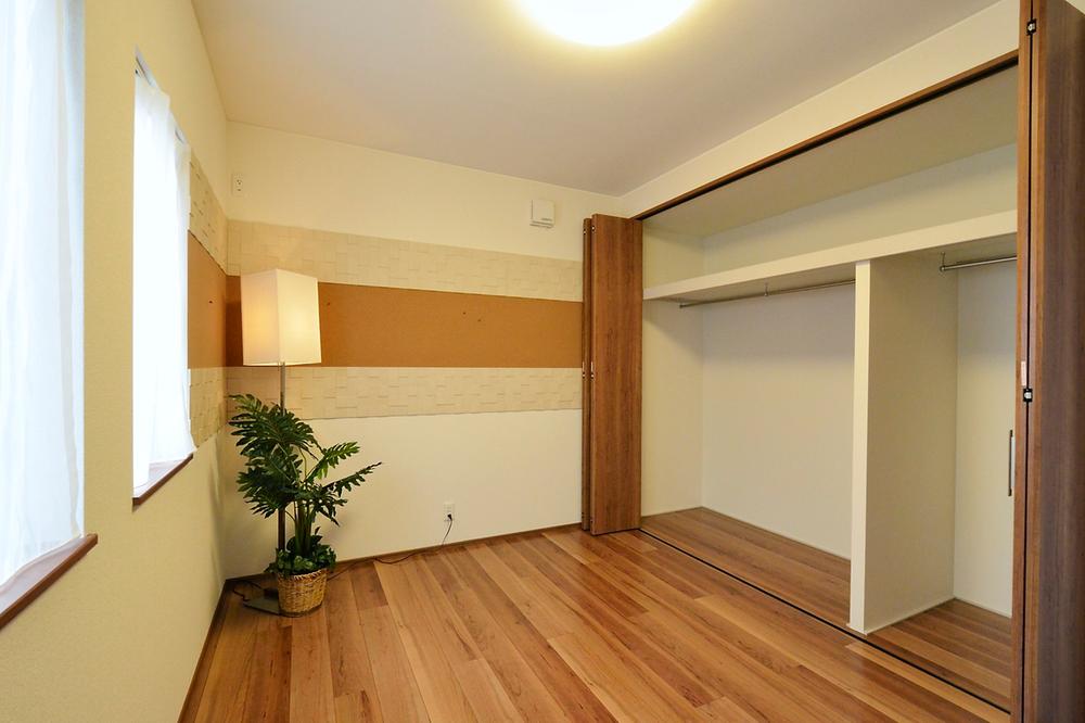 Receipt. Providing a storage of large capacity on the second floor of each room, Together with enhance the functionality, Produce a refreshing space. (Local model house)