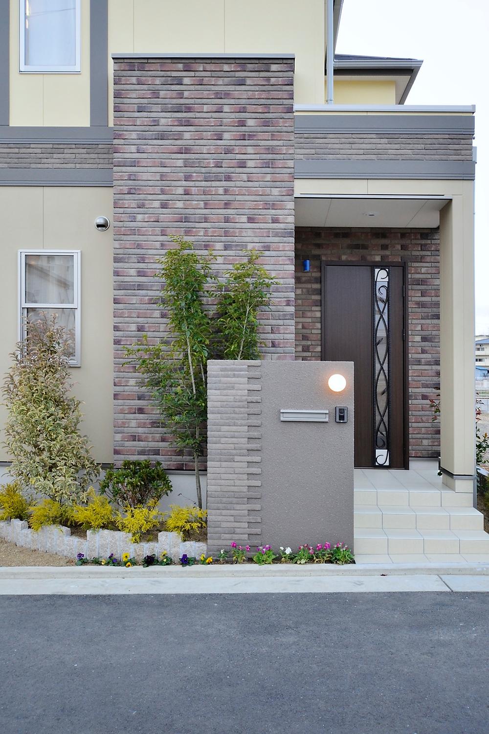 Entrance. Planting seasonal flowers, Directing the approach to welcome comfortably the guest. It can be achieved because it is such a clear also large site of space. (Local model house)