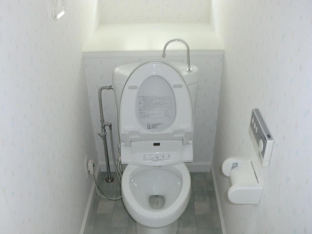 Toilet. It is very clean toilet with storage ☆