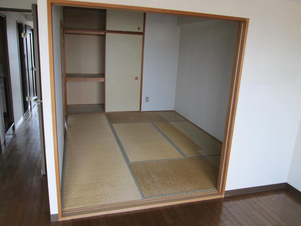 Non-living room. It is a design full of open feeling of the Japanese and Tsuzukiai.