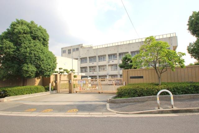 Primary school. Sakaishiritsu deep to Nishi Elementary School 492m