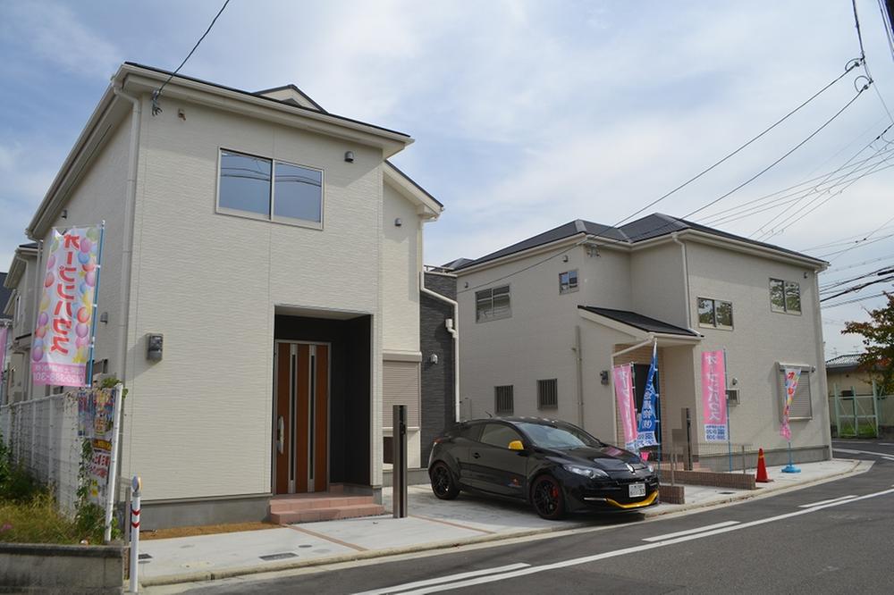 Local photos, including front road. Local 2013 November Building 3 ~ 4 Building