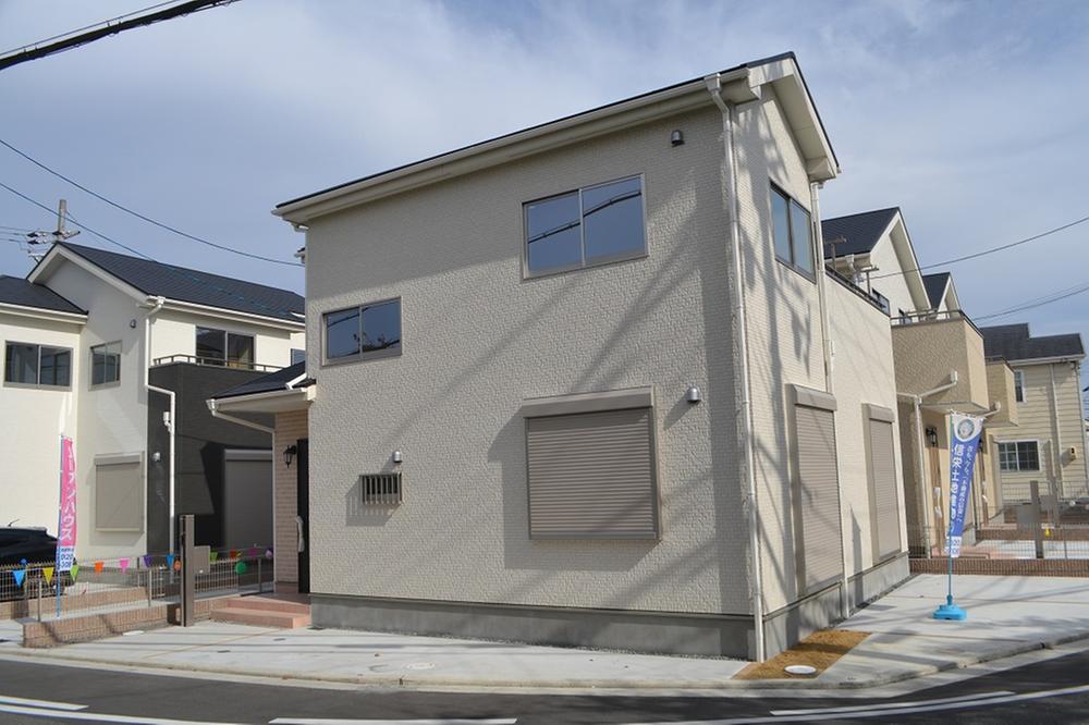 Local appearance photo. Building 3