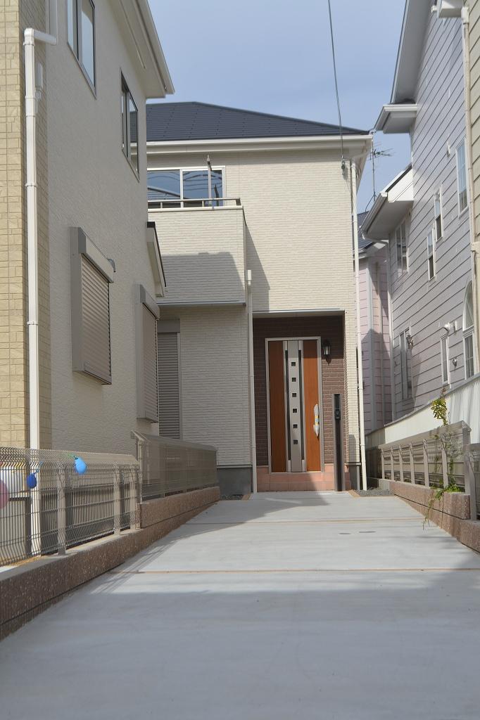 Local appearance photo. 6 Building