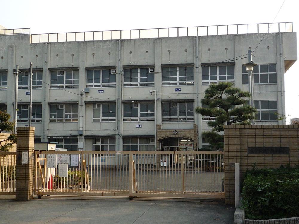 Primary school. Sakaishiritsu deep to Nishi Elementary School 492m